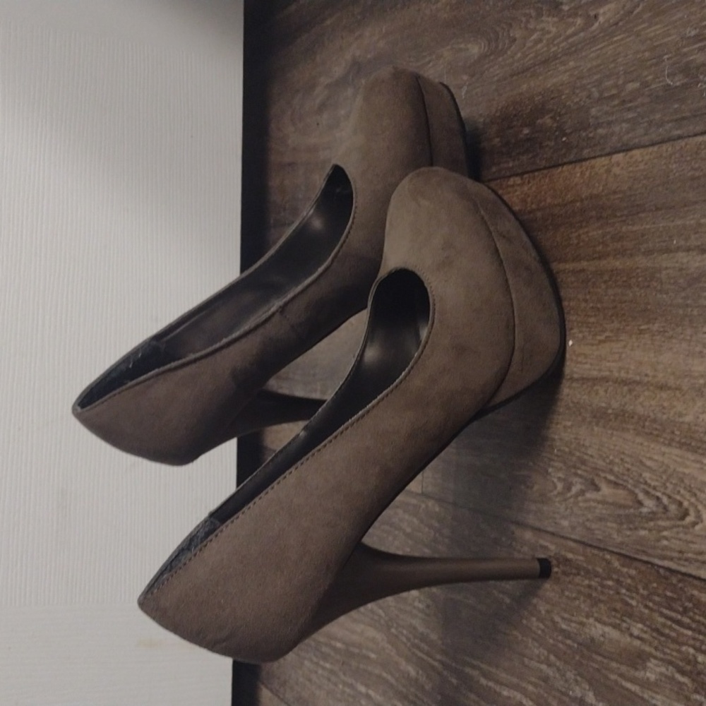 Sz 8 Grey Suede Heels
